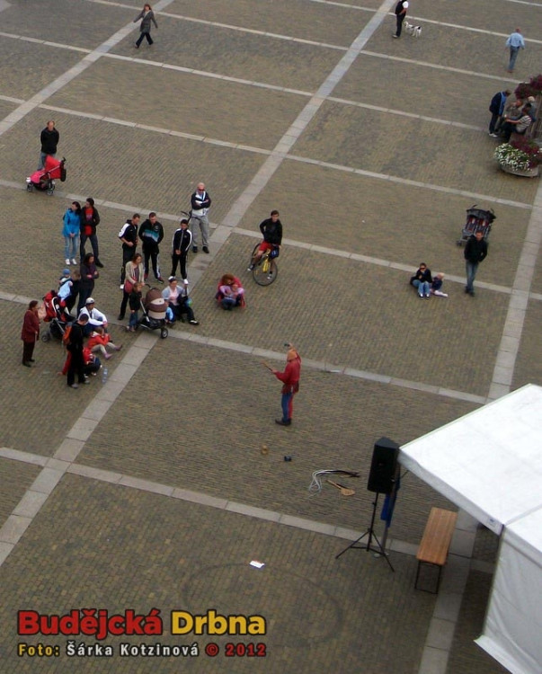 Kejklíři na náměstí Přemysla Otakara II.