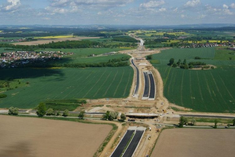Práce na dálnici D3 mezi Táborem a Veselím nad Lužnicí