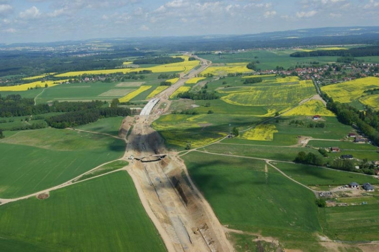 Práce na dálnici D3 mezi Táborem a Veselím nad Lužnicí