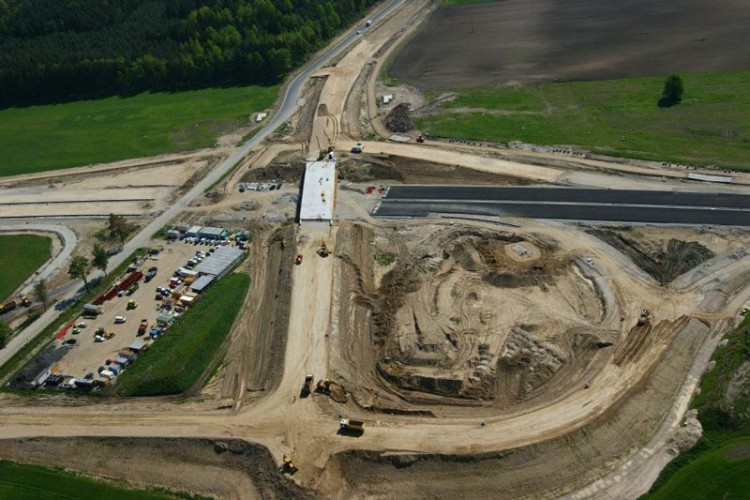 Práce na dálnici D3 mezi Táborem a Veselím nad Lužnicí