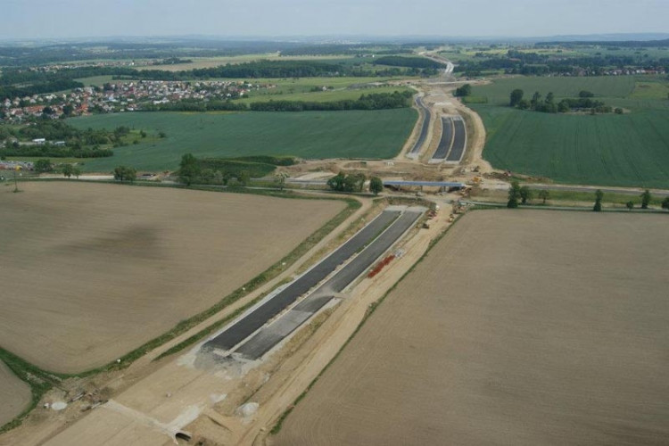 Práce na dálnici D3 mezi Táborem a Veselím nad Lužnicí