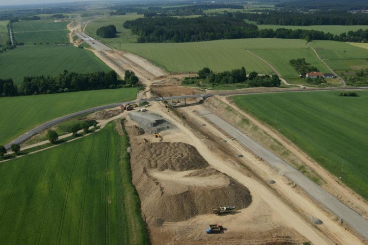 Práce na dálnici D3 mezi Táborem a Veselím nad Lužnicí