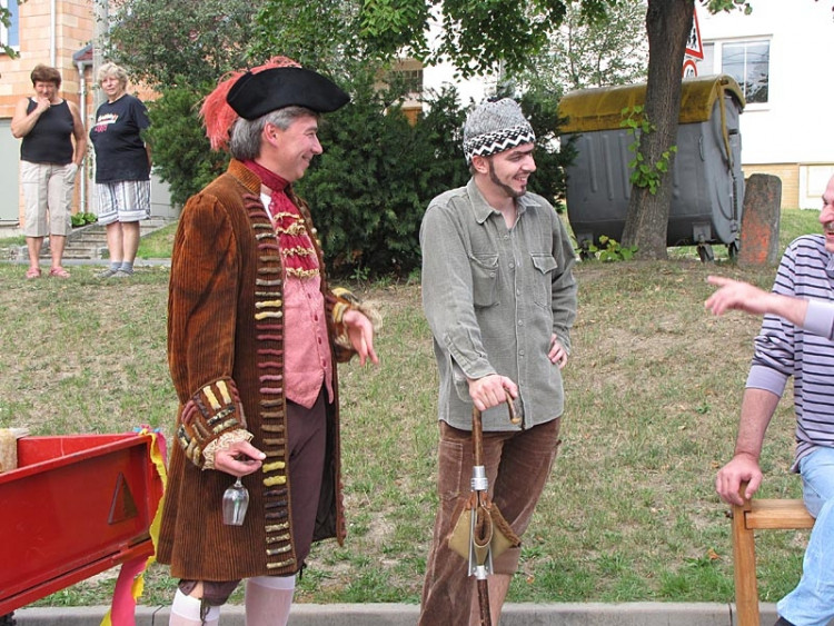 Místní ochotníci Libor Váňa (šlechtic) a Martin Burian (hlídač  obecních vinohradů) v divadelních kostýmech