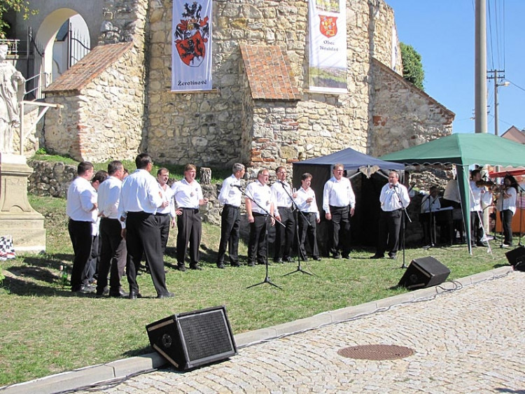 Mužský soubor Mužáci za doprovodu cimbálovky Švarcava