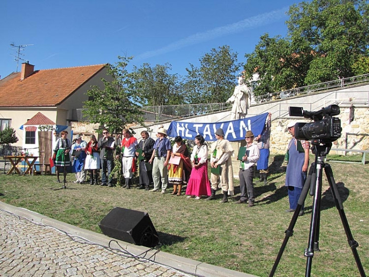 Na závěr ochotnický soubor zazpíval a odhalil svůj název - Hltavan