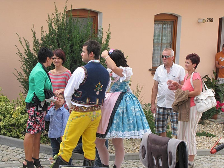 Průvod u domu starosty obce