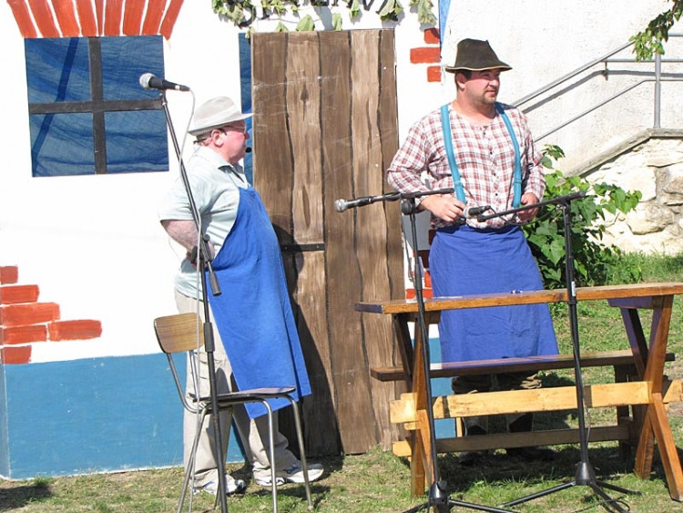 Představení ochotníků - roli hospodského Mánka ztvárnil Vladimír Rýlich, sedláka Facka hrál Petr Lukl