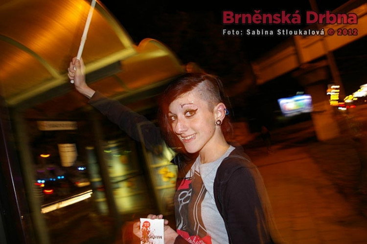 Nadšená fanynka Mandrage, která byla obdarována paličkou na bicí od bubeníka Matese