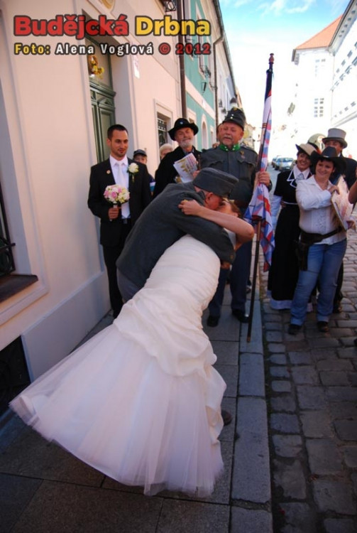 Chudák manžel. Chvíli po tom, co si řekli ´ano´ jeho manželku líbá Švejk