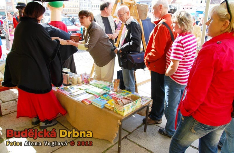 Paní Müllerová prodávala upomínkové předměty a pohledy