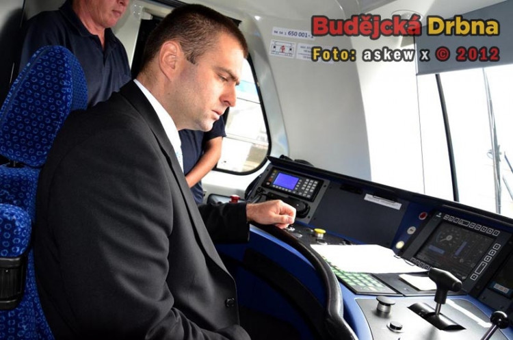 Radní Václav Král v kabině strojvedoucího RegionPanteru