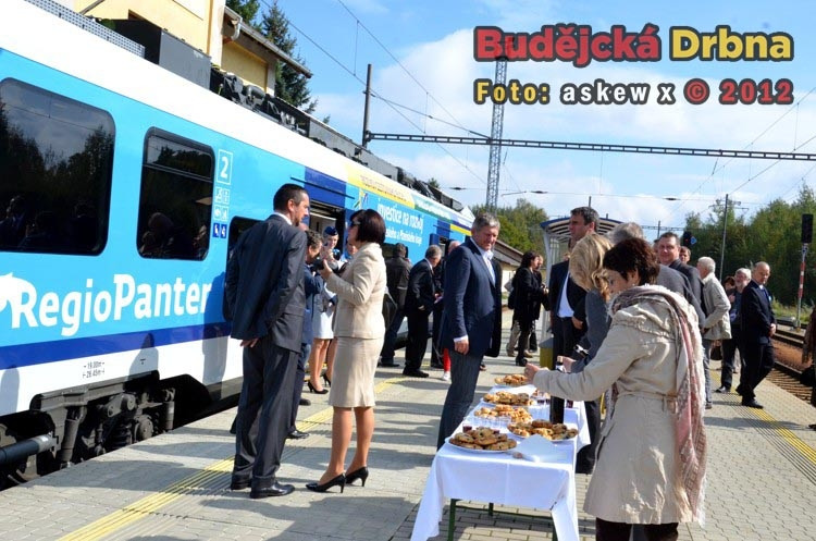 Vlasta Bohdalová a Juraj Thoma zřejmě debatují o vzhledu vlaku