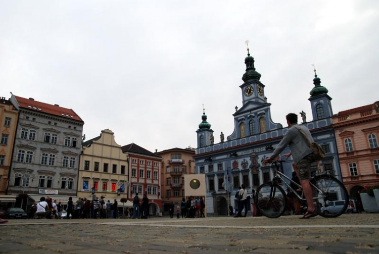 Minimální dům na náměstí Přemysla Otakara II. Foto Mjölk architekti