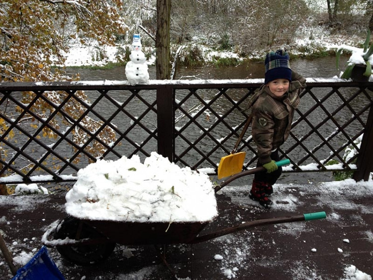 Honzík po úklidu terasy. Foto Jan Novotný