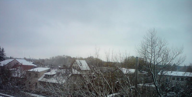 První sníh vyfocený z okna mojí práce směrem na sídliště Šumava. Foto Michal Vránek