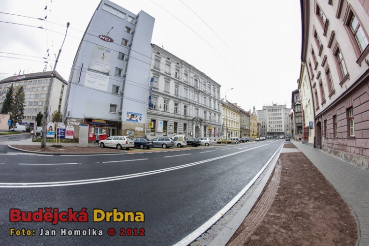 Na hnědých pásech bude tráva