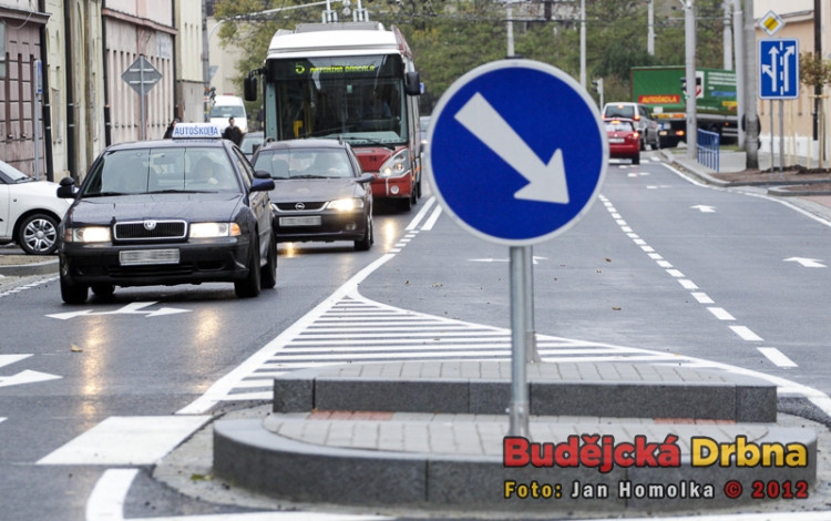 Pro bezpečí chodců byl postaven ostrůvek