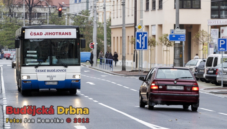 Žižkovou ulicí už vesele proudí auta