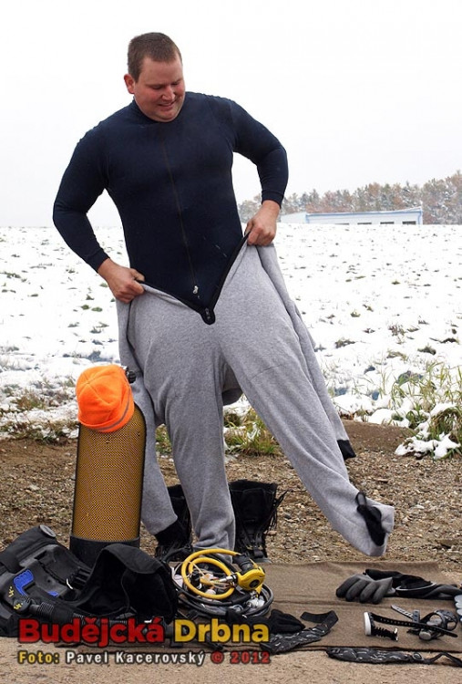 Jan Jungwirth si obléká potápěčský podoblek