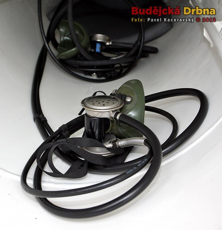 Letecké polomasky zabraňují úniku kyslíku do barokomory