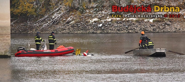 Václava Svobodu vyzdvihli na hladinu, teď ho ještě naložit do člunu a dopravit na břeh k dekompresní komoře