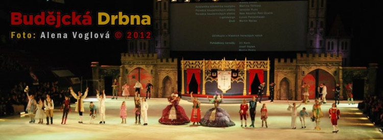 Krasobruslaři museli zvládnout jízdu v nádherných kostýmech