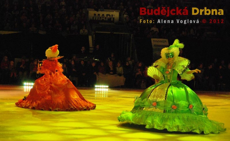 Krasobruslaři v nádherných róbách dokázali neskutečné kousky