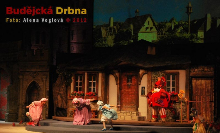 Macecha s dcerou Dorou Leonou Černou a Norou Sabinou Laurinovou