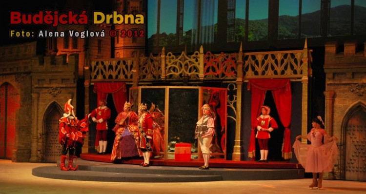 Na královském hradě se pořádá ples