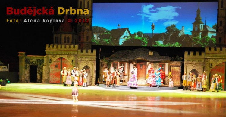 Popelka stojí před svou novou macehou