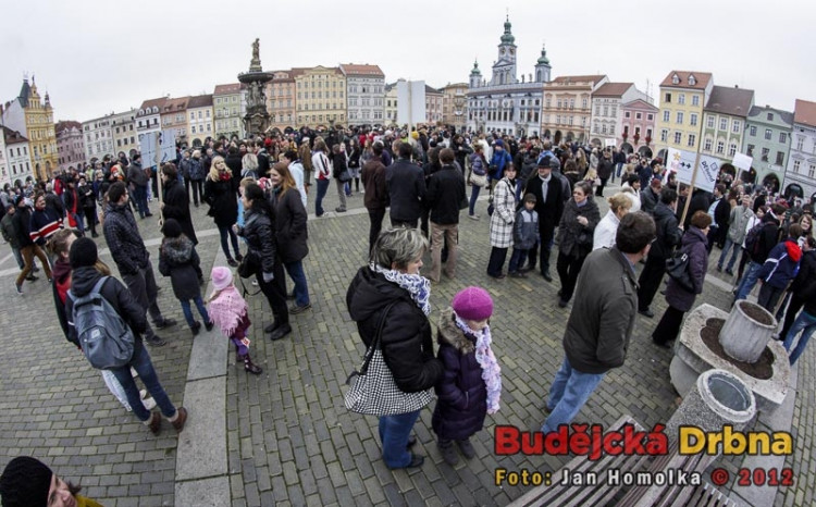 Lidé přišli vyjádřit nesouhlas s koaliční smlouvou