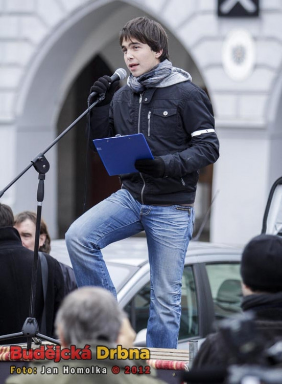 Lidé přišli vyjádřit nesouhlas s koaliční smlouvou