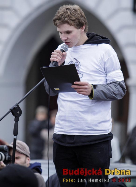 Lidé přišli vyjádřit nesouhlas s koaliční smlouvou