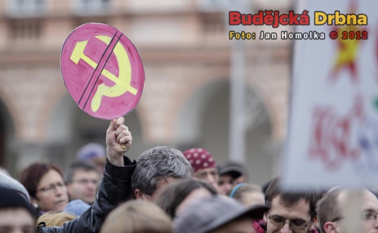 Lidé přišli vyjádřit nesouhlas s koaliční smlouvou