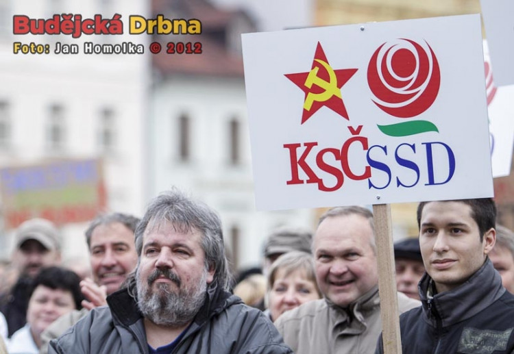 Lidé přišli vyjádřit nesouhlas s koaliční smlouvou