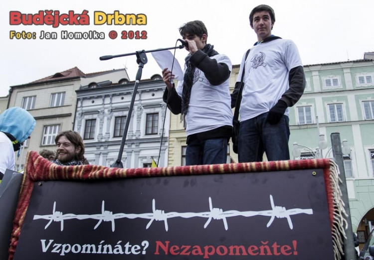 Lidé přišli vyjádřit nesouhlas s koaliční smlouvou