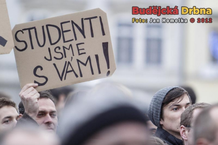 Lidé přišli vyjádřit nesouhlas s koaliční smlouvou