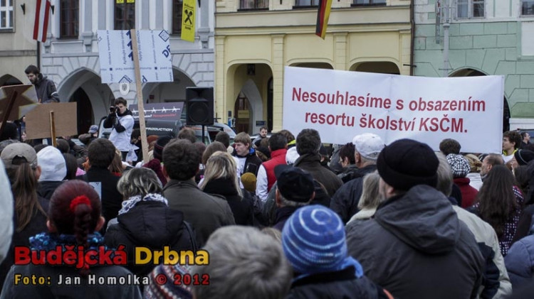 Lidé přišli vyjádřit nesouhlas s koaliční smlouvou