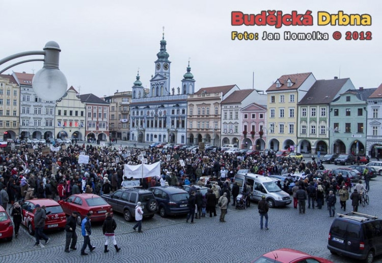 Lidé přišli vyjádřit nesouhlas s koaliční smlouvou