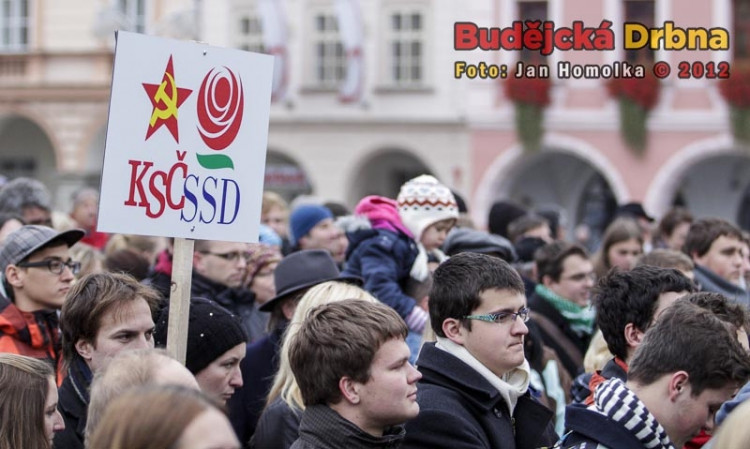 Lidé přišli vyjádřit nesouhlas s koaliční smlouvou