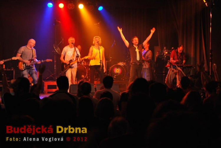 Kapela Mňága a Žďorp rozjela spolu s hosty skvělý mejdan