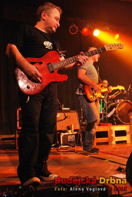 Martin při hře na kytaru