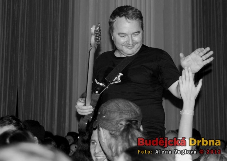 Martina vzal fanoušek na záda a nosil ho mezi lidmi