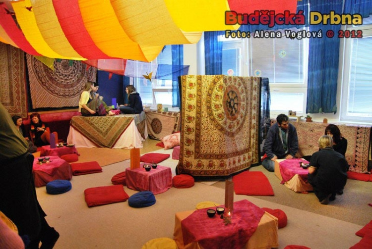 Třída se přeměnila na útulnou čajovnu