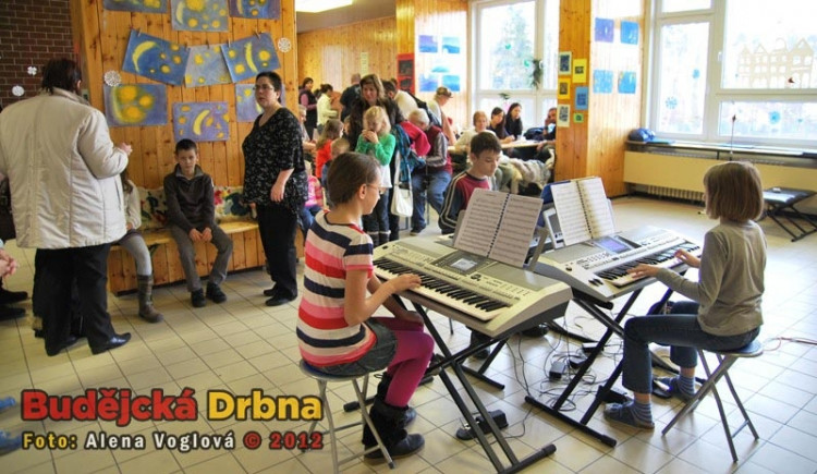 Vánoční punč, sladkosti a dobrá hudba, co víc si přát