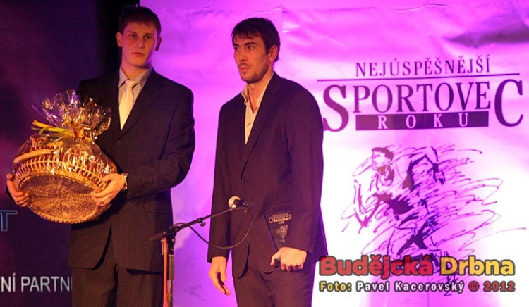Cenu pro nejlepší jihočeský Kolektiv roku 2012 na pódiu převzali Radek Mach s kapitánem Jihostroje Michalem Sukubou