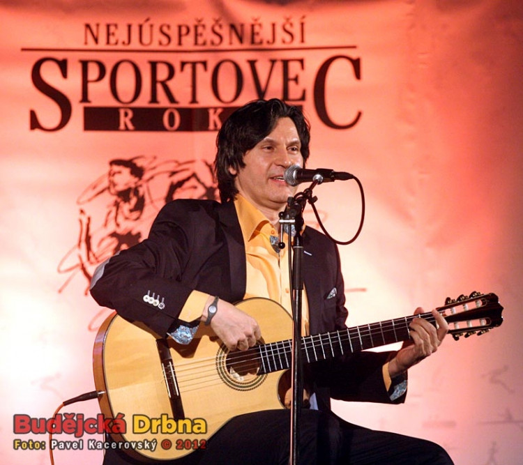 Na vyhlášení zazpíval a zahrál na kytaru také bývalý jugoslávský fotbalista Zoran Gajić