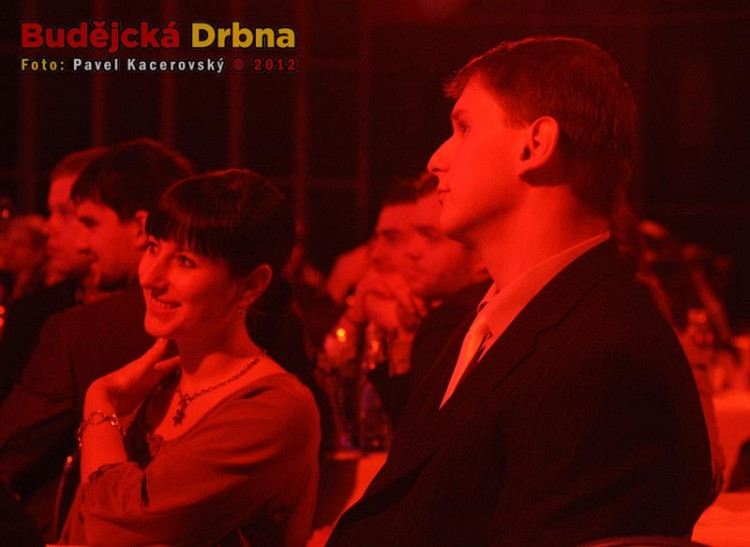 Radek Mach s přítelkyní Lenkou, v pozadí vítěz ankety Jakub Kovář