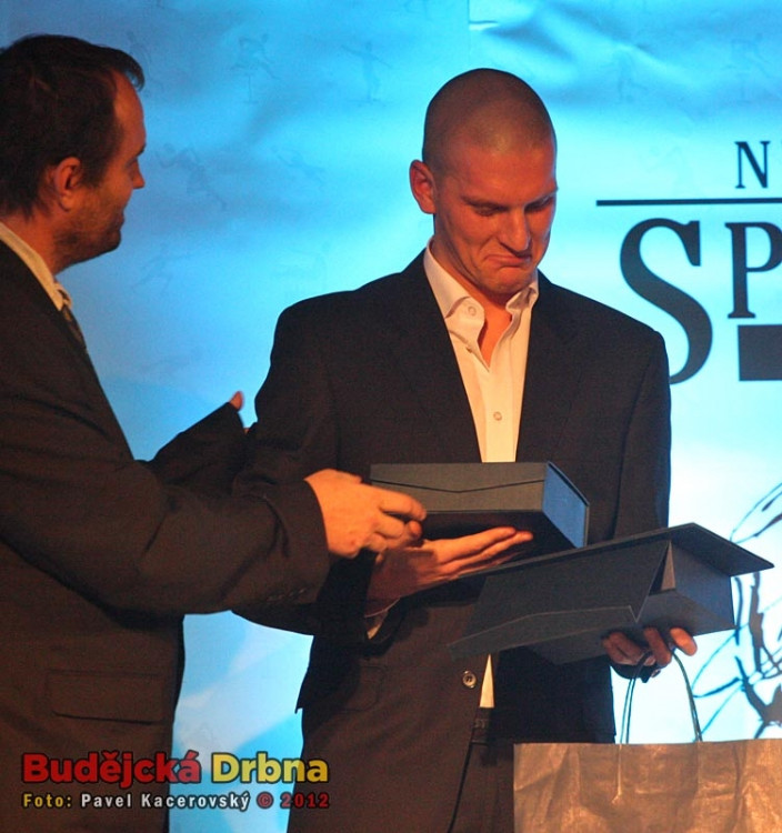 Zdeněk Ondrášek přebírá Cenu Fair play Jihočeského kraje od sportovního novináře Kamila Jáši
