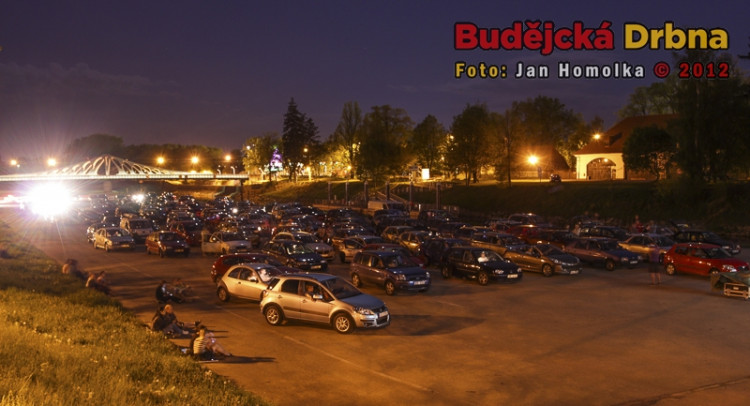 Autokino na náplavce pod Dlouhým mostem